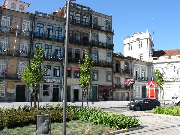Edificações da Rua de Cedofeita e topo norte da Praça de Carlos Alberto