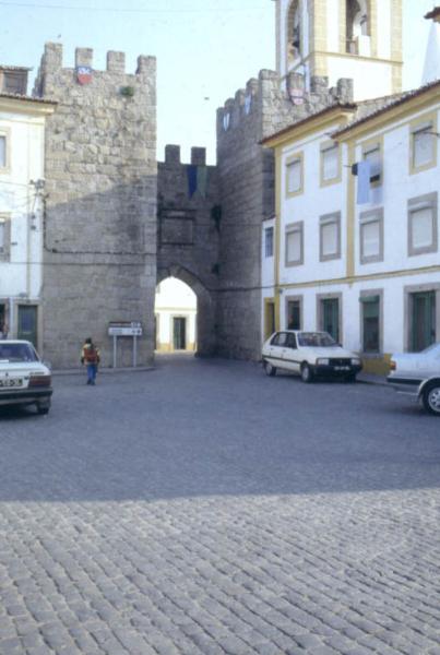 Porta de Montalvão, Porta da Vila e restos da muralha da vila de Nisa