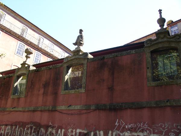Estátuas e elementos decorativos existentes no edifício com frentes para a Rua Dr. Barbosa de Castro, 51, e Passeio das Virtudes, 14, bem como o muro em que se integram esses elementos