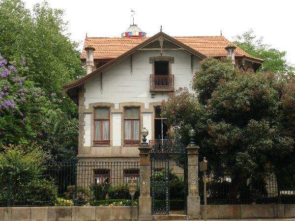 Prédio, incluindo todo o conjunto disperso por uma mata exótica com espécies raras e do qual fazem parte (...) a estufa, a casa do guarda, o coreto, o lago, moinhos de vento e jardim, situado no gaveto da Avenida da Boavista e a Rua dos Belos Ares