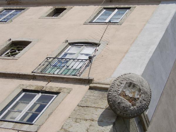 Edifício na Rua do Arco da Graça, esquina com a Calçada Nova do Colégio