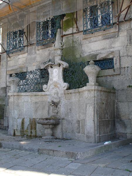 Pequeno fontanário existente no Largo da Sé do Porto (actualmente na Calçada de D. Pedro Pitões)