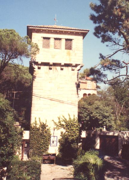Edifício na Rua Engenheiro Álvaro Pedro de Sousa, também denominado «Casal de Monserrate» (primitiva casa do engenheiro Álvaro de Sousa), incluindo o jardim