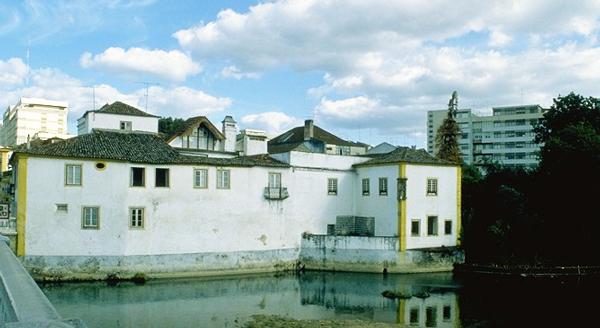Corpo do edifício onde, nos baixos, se encontra o Pego de Santa Iria
