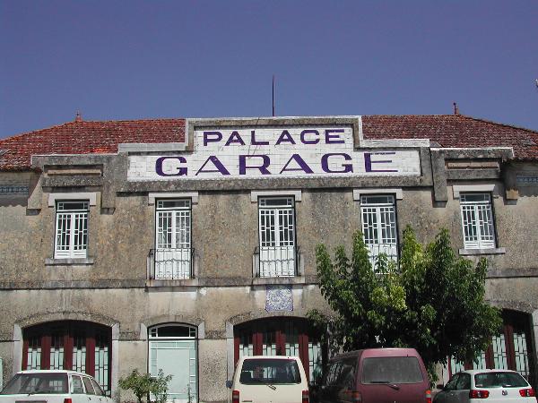 Conjunto constituído pelo Palace Hotel da Curia, Chalet Navega ou Chalet das Rosas, Capela da Senhora do Livramento, Piscina Paraíso, garagem e jardins envolventes