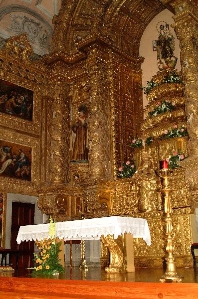 Igreja de Nossa Senhora do Carmo, incluindo o claustro e a capela nele existente com o recheio da talha e imaginária da mesma capela