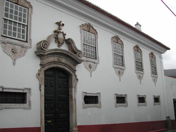 Casa da Rua Nova, construção do século XVIII, de arquitectura solarenga, com características regionais
