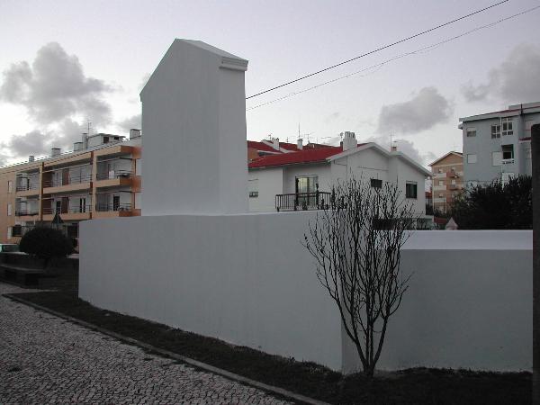Cruzeiro de pedra próximo da cerca do Hospital da Santa Casa da Misericórdia, antigo Convento de Santo António