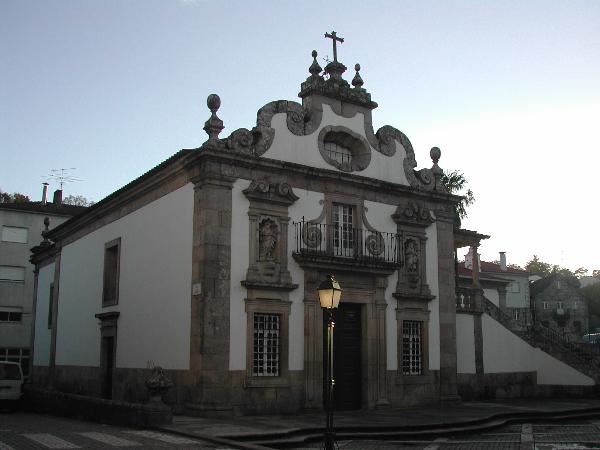 Igreja da Misericórdia, incluindo as pinturas e os azulejos do século XVIII que revestem parte do seu interior, em Mangualde