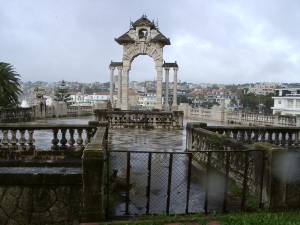 Edifício da antiga garagem, cocheira e cavalariça da casa de António Santos Jorge, também denominado «Cocheiras de Santos Jorge» ou «Cavalariças de Santos Jorge»