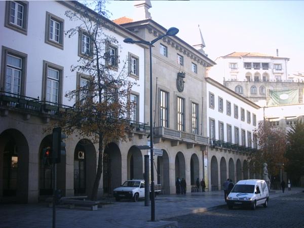 Conjunto arquitetónico composto pelo edifício do Teatro-Cine da Covilhã, pelo edifício da Câmara Municipal da Covilhã, pelo edifício dos CTT e pelo edifício da Caixa Geral de Depósitos