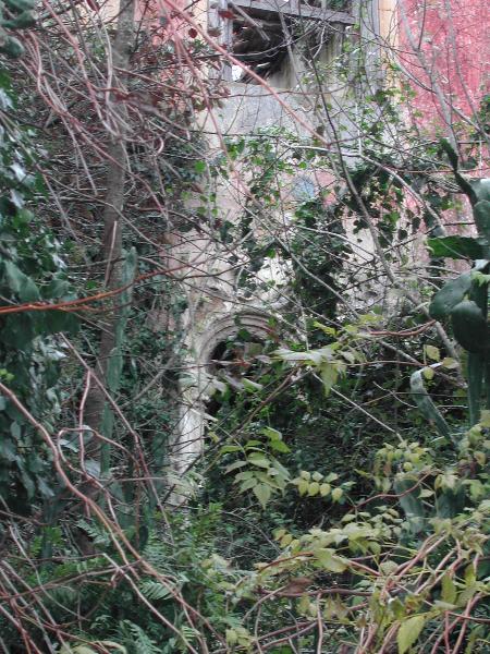 Casa com janela manuelina e jardim da Quinta do Lapuz