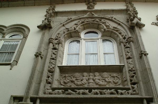Fachada do prédio manuelino da Rua de São Pedro, 28