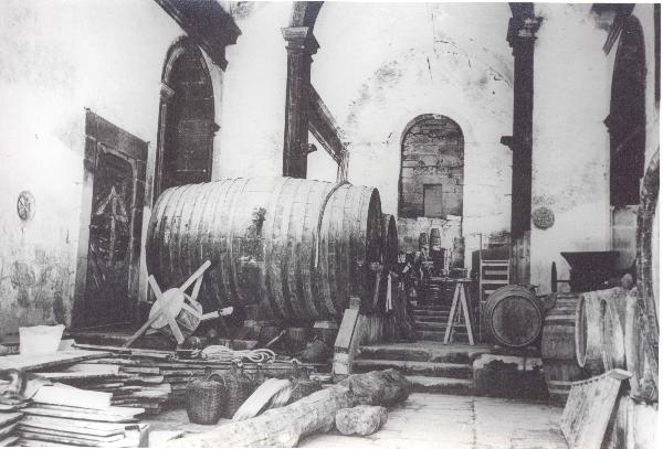 Igreja românica de São Pedro das Águias, constituída pelas ruínas de uma antiga capela