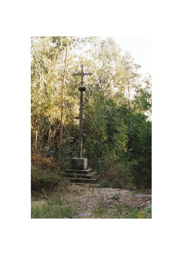 Cruzeiro existente no adro do Convento de São Francisco do Monte