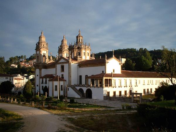 Igreja e sacristia do Convento de Refóios, assim como o teto de uma das salas do antigo mosteiro de frades beneditinos