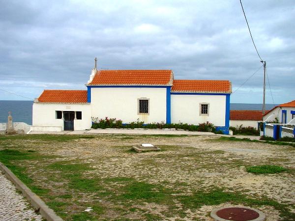 Ermida de São Julião, com o seu recheio artístico de azulejos, e o cruzeiro que lhe fica anexo