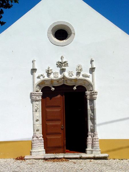 Portal manuelino da antiga Capela do Espírito Santo de Alcainça Grande