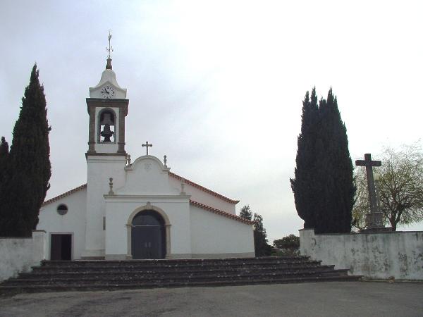 Igreja de São Miguel e cruzeiro do século XVII, no adro da mesma