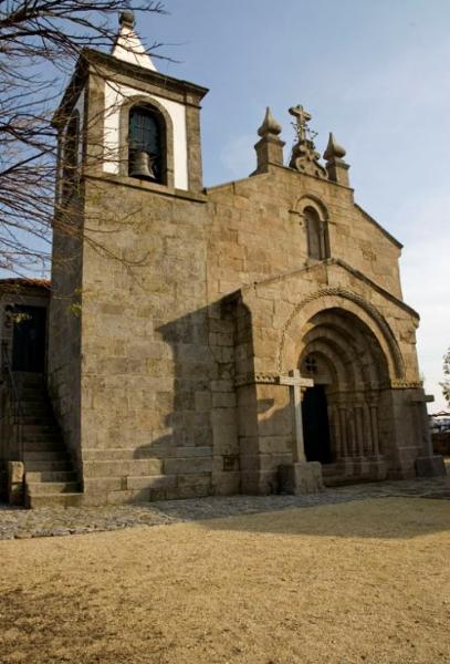 Igreja matriz de Unhão (conjunto da fachada principal com o pórtico de arquivoltas sobre colunas de capitéis moldurados e a janela que o encima; inscrição existente num silhar de cantaria da fachada lateral direita)