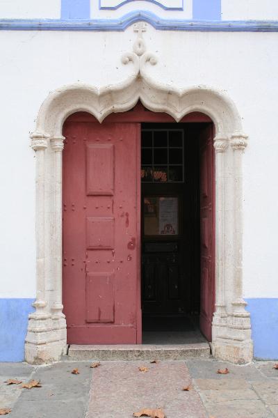Igreja de Nossa Senhora da Misericórdia, matriz de Belas, incluindo o património móvel integrado e o adro