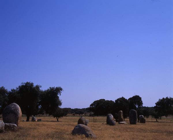 Menir e pedras que o rodeiam, no Vale dos Cardos, na Herdade dos Almendres