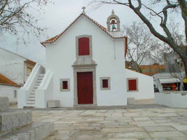 Capela de Nossa Senhora do Livramento, incluindo o fontanário fronteiro e o cruzeiro