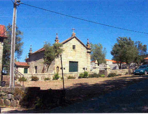 Capela de Santa Cruz, respectivo adro e o recinto onde se realiza a romaria, incluindo a fonte e as árvores nele existentes