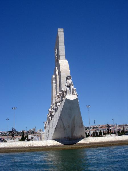 Padrão dos Descobrimentos e calçada envolvente que inclui a Rosa-dos-Ventos