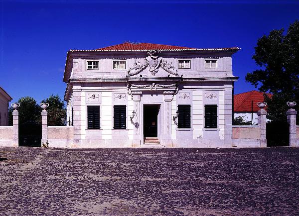 Palacete Pombal, também denominado «Palacete dos Condes de Almeida Araújo», incluindo pavilhão das cocheiras e jardim anexo