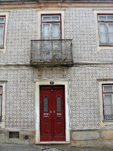 Edifício sito na Rua António José de Almeida, n.º 47