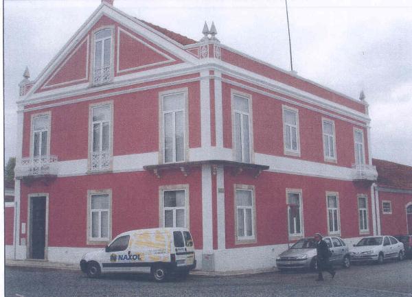 Edifício de habitação unifamiliar, adega e pátio interior com cómodos de apoio à agricultura