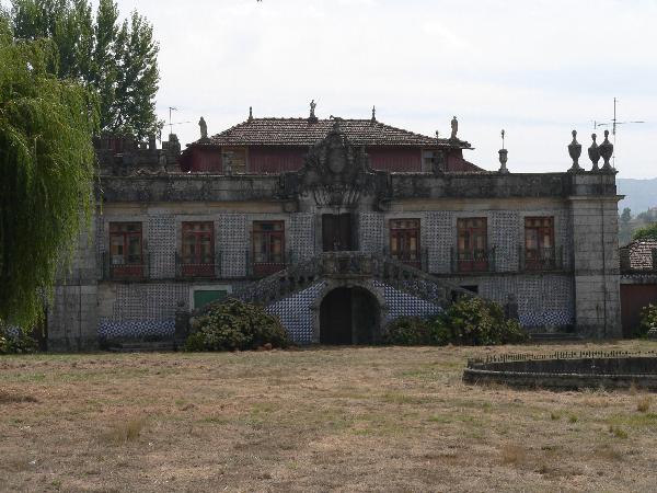 Casa, Solar ou Quinta da Luz, incluindo a capela, o terreiro fronteiro delimitado pelo muro e os portões