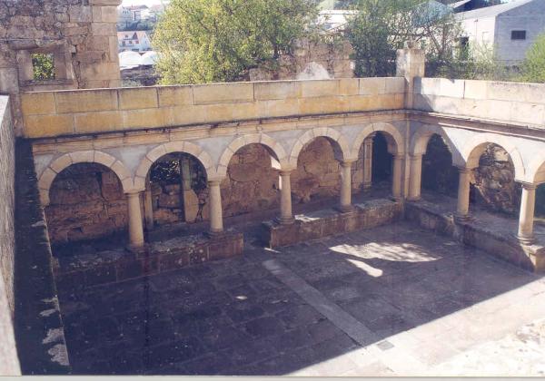 Igreja de Santo António, claustro e ruínas do antigo Convento dos Frades, também designado por Convento de Santo António