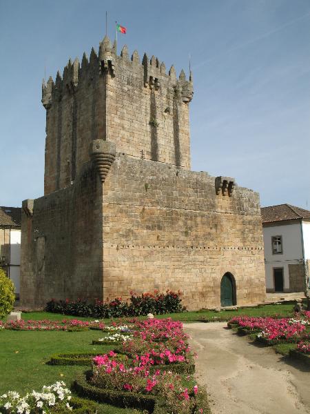 Castelo de Chaves, com todos os restos de muralhas existentes na cidade, incluindo os fortes de São Neutel e de São Francisco