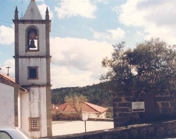 Igreja de Santo Isidoro, paroquial de Cavernães, incluindo o património que a integra