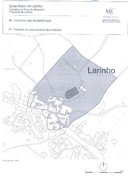 Igreja de Nossa Senhora da Purificação, matriz de Larinho, incluindo o adro