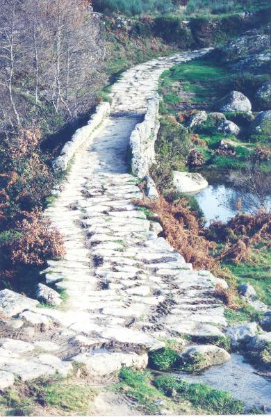 Ponte da Panchorra e caminho em lajeado