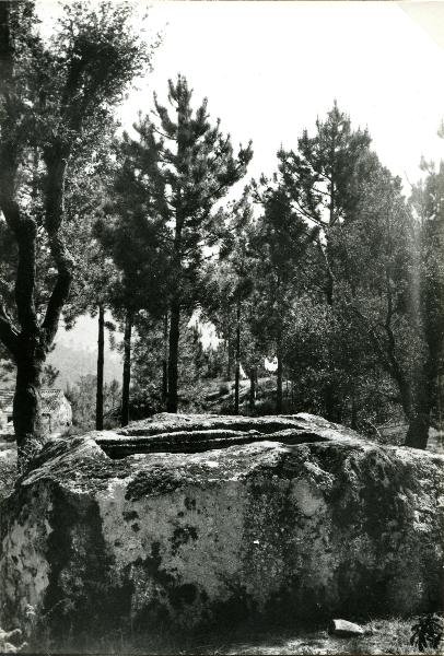 Penedo de Vegide, em que se encontram escavadas duas sepulturas