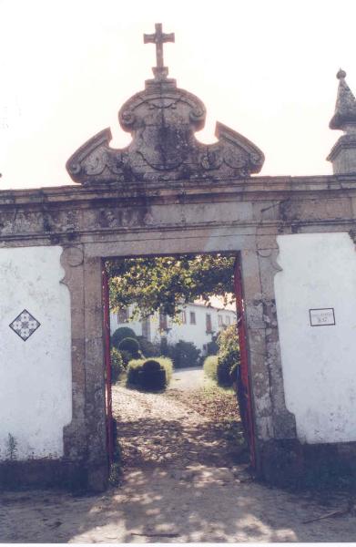 Casa da Mainha, respetivo portal e muros contíguos