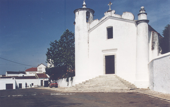 Igreja matriz de Vila Alva, incluindo o retábulo em talha e os azulejos tipo «tapete» que revestem o seu interior