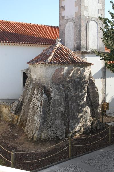 Megálito-capela adjacente à igreja paroquial de Alcobertas, a qual é incluída na classificação