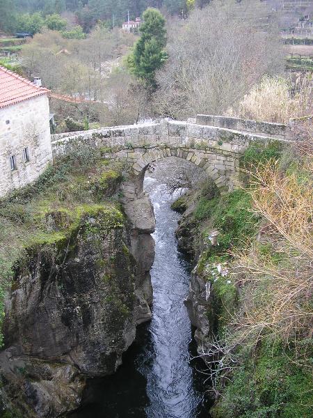Ponte medieval que atravessa o rio de Mouro