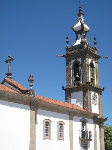 Igreja de Nossa Senhora da Guia, incluindo os azulejos e a talha dourada