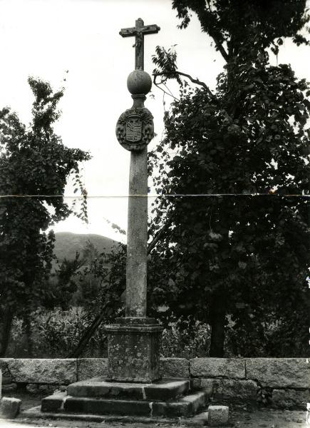 Cruzeiro de granito brasonado ou Cruzeiro sito no lugar de Careta, tendo na cruz uma imagem de Cristo de bronze