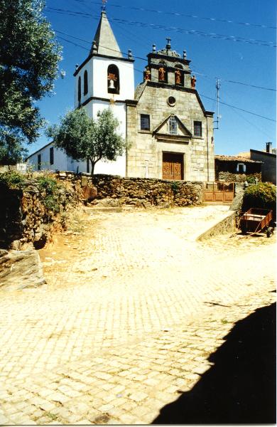 Igreja paroquial de Vilarinho de Agrochão, incluindo a sua decoração de talha