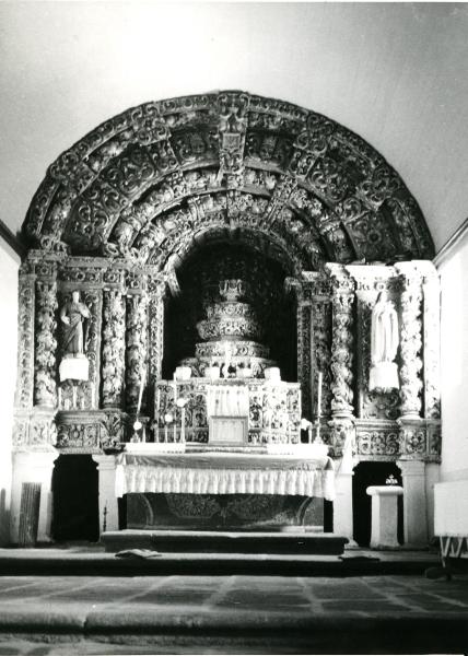 Altar-mor de talha dourada do século XVII da capela de Fornos