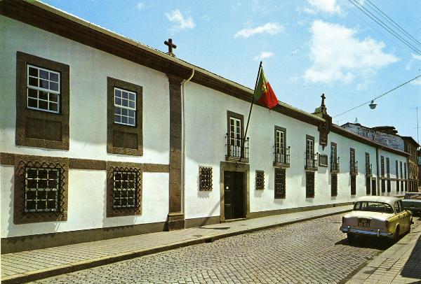 Edifício e jardim do antigo Paço Episcopal, onde se encontra instalado o Museu do Abade de Baçal