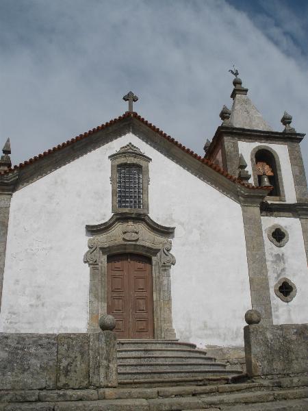Igreja de Linhares da Beira (Igreja de Nossa Senhora da Assunção), incluindo o seu recheio artístico