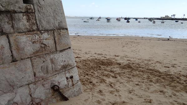 Bases da muralha que interligava os dois baluartes da Praia da Ribeira